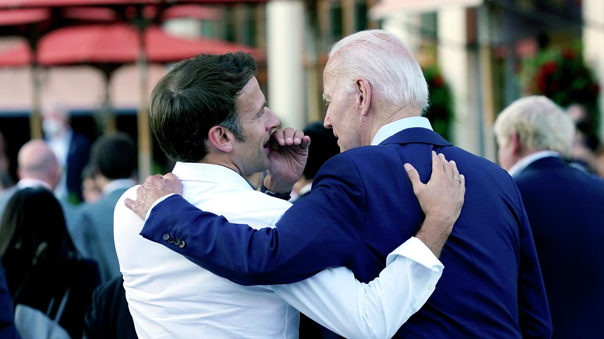 拜登送给马克龙一面镜子