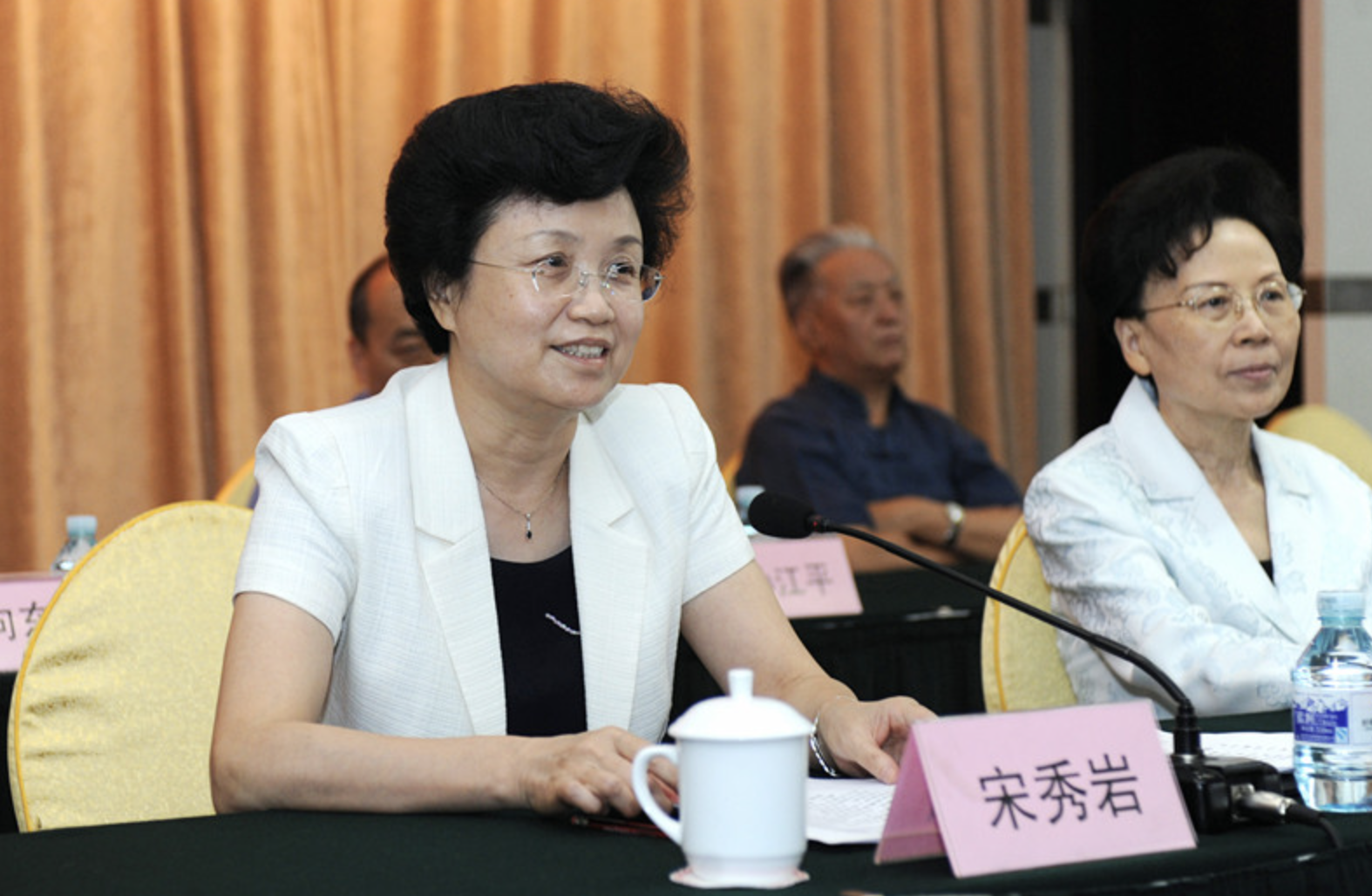 他是青海女省长,28岁官至正厅级,50岁任省长,如今66岁仍在工作