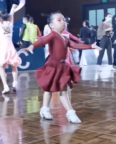 努力总会有回报!q版辣目洋子拉丁舞气场爆棚,9个项目拿8个奖