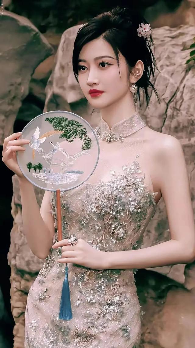 刘亦菲身穿旗袍宛如一幅水墨画,婀娜多姿,网友直呼:美到心里了