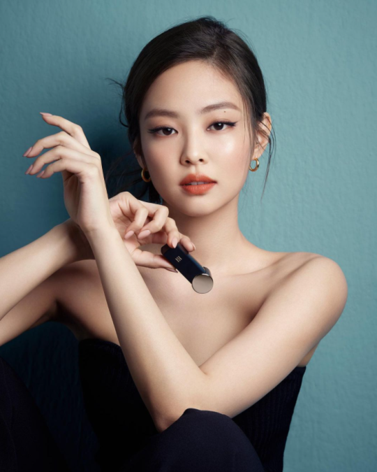 "令人窒息的美貌"jennie,连眉下的痣都是艺术!
