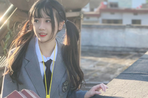 杨清柠晒外出旅游照,穿洛丽塔变身小可爱,视频出镜颜值太能打!