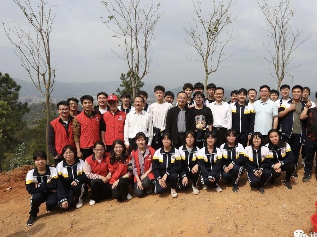 陈敏张爱军戚优华参加义务植树活动,为"世界客都·长寿梅州"再添新绿!