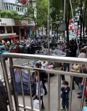 白色奔驰街头狂飙！57岁女医生肇事致2死6伤：专家级身份及多重头衔曝光