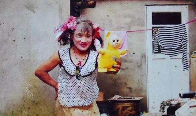 拾荒大爷男扮女装16年,浓妆艳抹的背后,隐藏着让人泪目的故事
