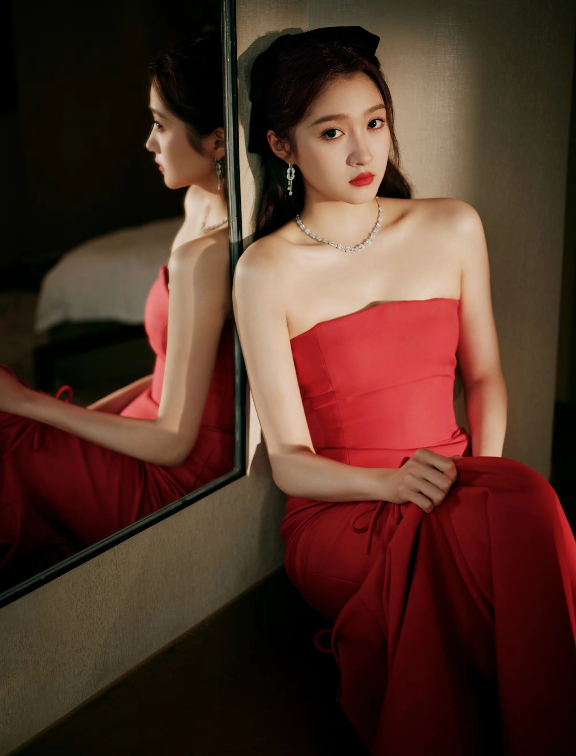 关晓彤北影节主持好美,一袭红色抹胸长裙,优雅大方又显气质!