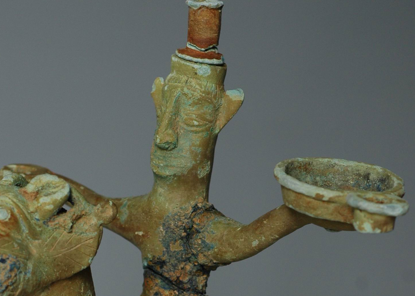 其中有一件青铜灯格外引人注目,考古人员将它暂定名为人骑兽形铜灯盏