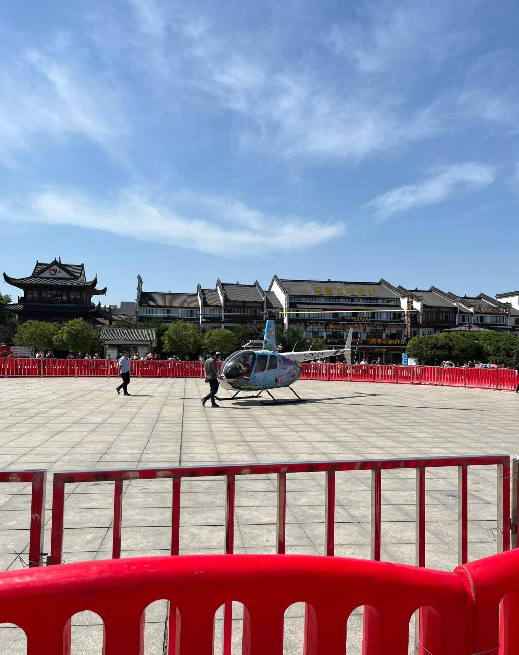 岳阳的巴陵广场可以坐飞机观景.