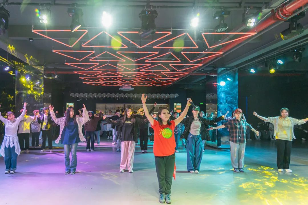 摩卡舞蹈全程高能信院er在ninghouse上演liveshow