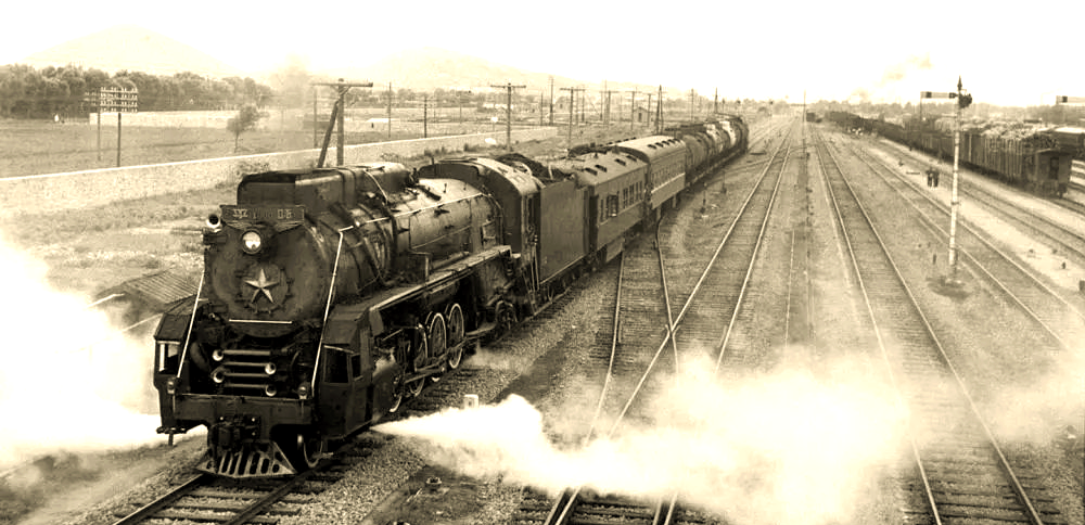 1958年5月2日,青岛四方机车车辆厂的工人们正在对"人民"型机车进行