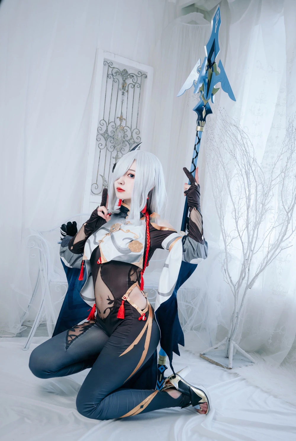 清新优雅小姐姐的《原神》申鹤cosplay写真,眼神清澈飘飘仙气