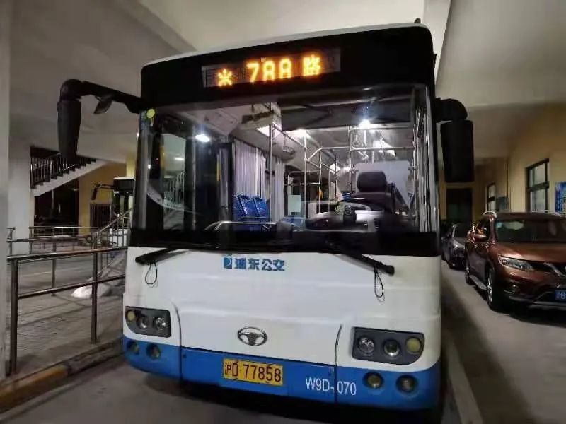 上行:自沪南公路航圆路(航头地铁站)起经沪南公路,航南公路,航鹤路,闸