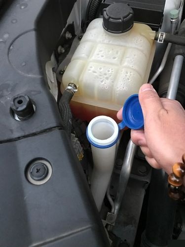 长安cs75plus玻璃水旁边那个黄色盖子是什么