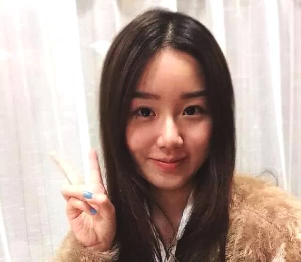 孟非晒与23岁女儿合照,皮肤白皙颜值很出挑,看完照片只想叫岳父