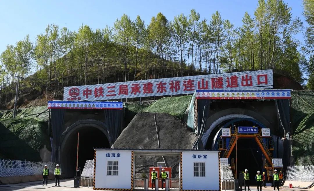 西成铁路东祁连山隧道工程有序推进