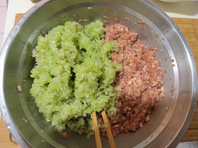 豬肉芹菜餃子餡,餃子餡怎麼調才好吃:自制雞肉午餐肉(不腥)