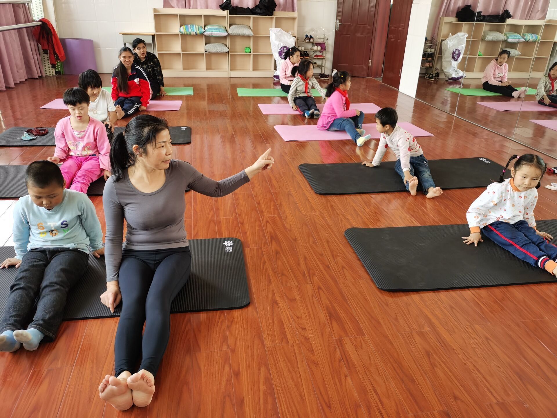 幼儿瑜伽课