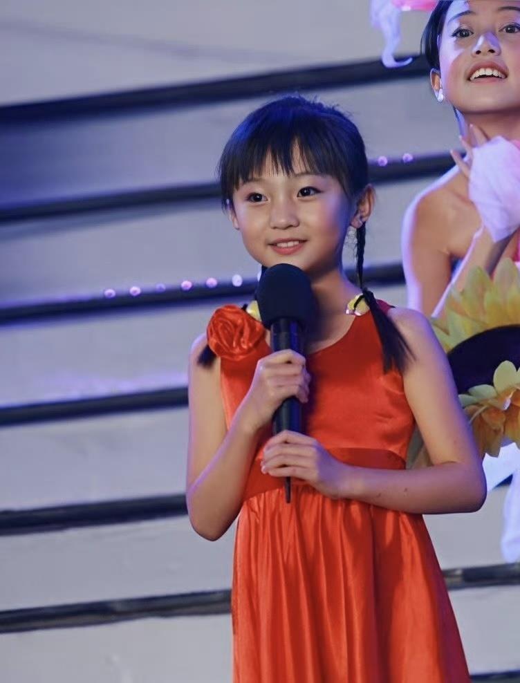 24岁林妙可参加同学婚礼,穿衣土气像大妈,身材发福被网友群嘲