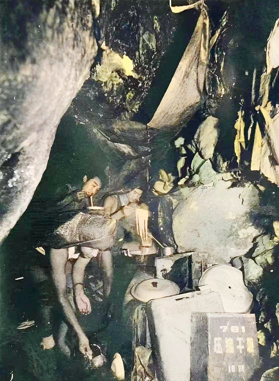 这张照片是在1980年代越南战争期间在一个猫耳洞内拍摄的,展示了一个