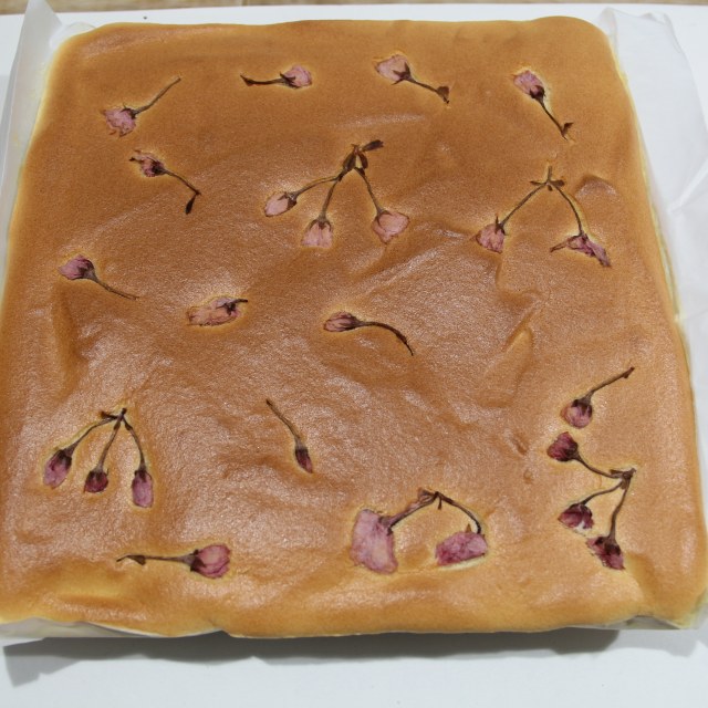 盐渍樱花蛋糕卷,入口有樱花的清香口感,吃起来也是清爽不腻