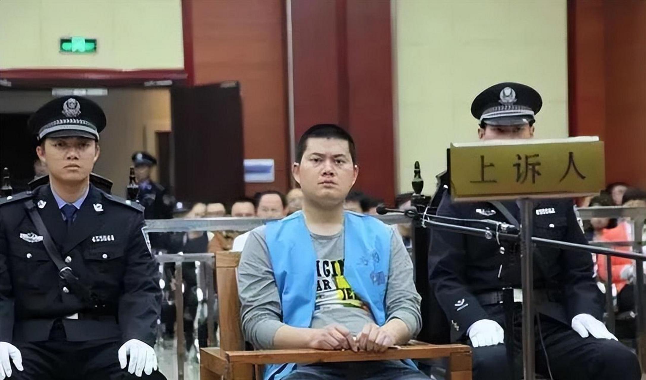 2013年10月28日,广西平南县刑警胡某手持"六四"式配枪,奔赴平南县大鹏