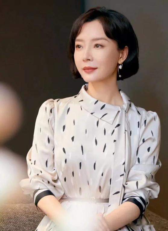 50岁女人不想被叫大妈,最好别留这"5种"发型!看着显老没气质