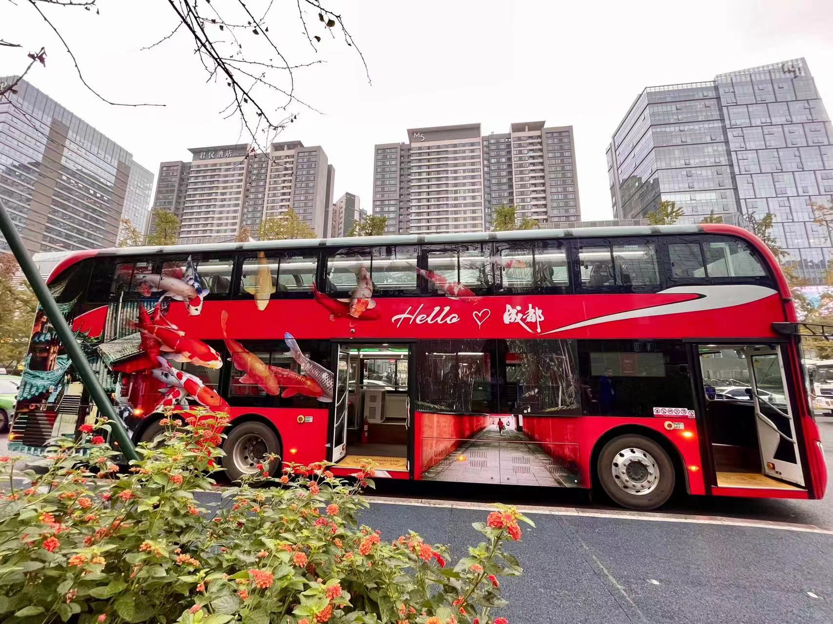 "爷青回"!成都双层旅游观光巴士回归