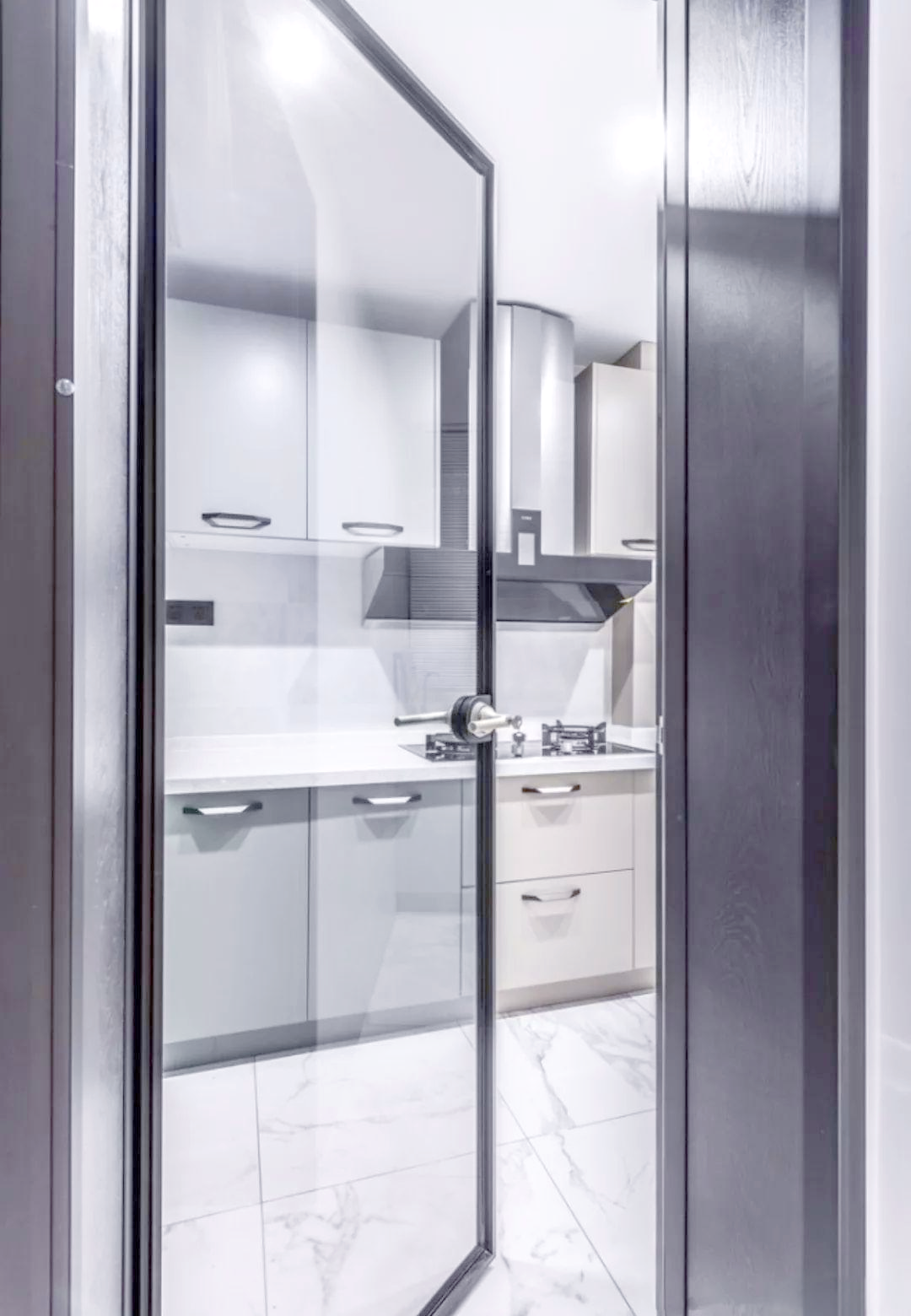 对于上述提及的厨房门类型,我特别偏爱"简约格架与玻璃"的组合设计