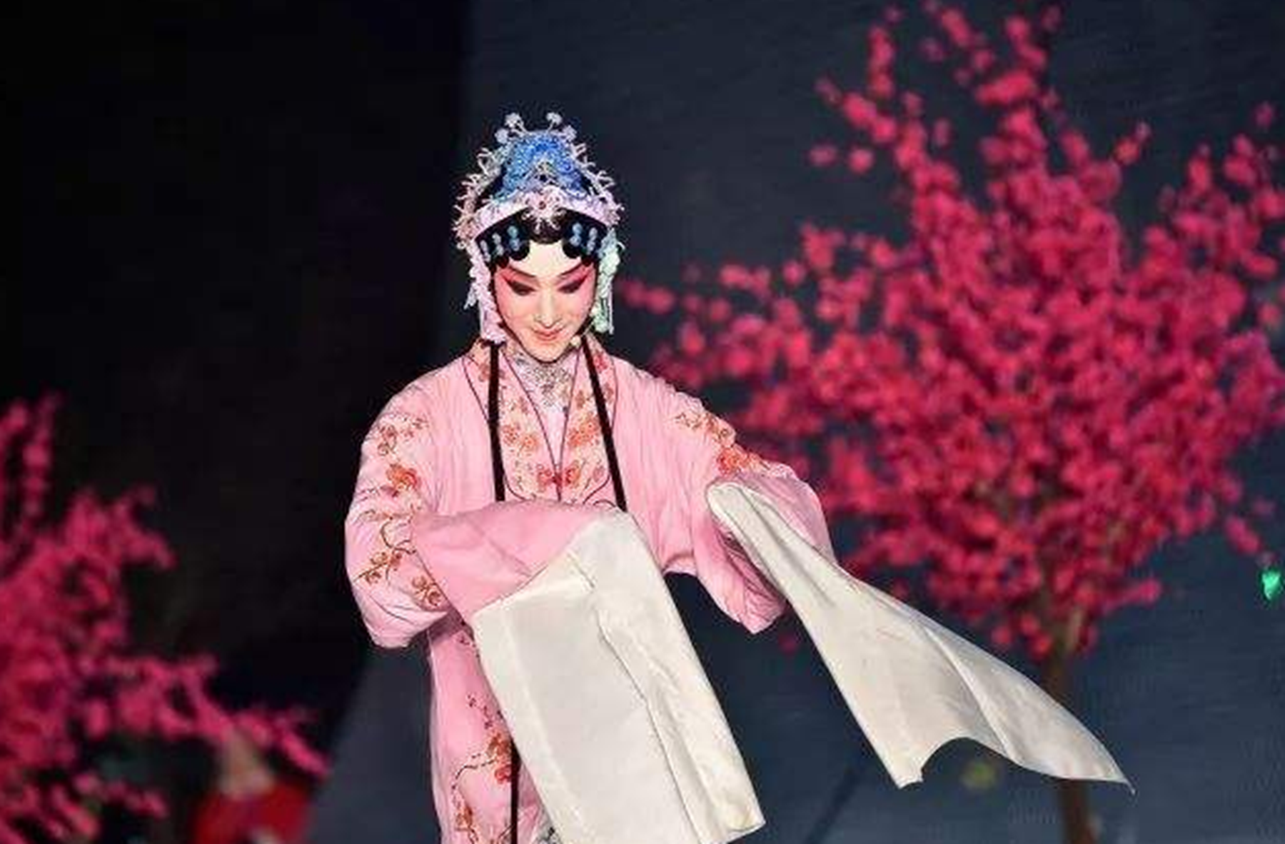 董飞是男的还是女的,董飞在舞台上为什么是女性打扮