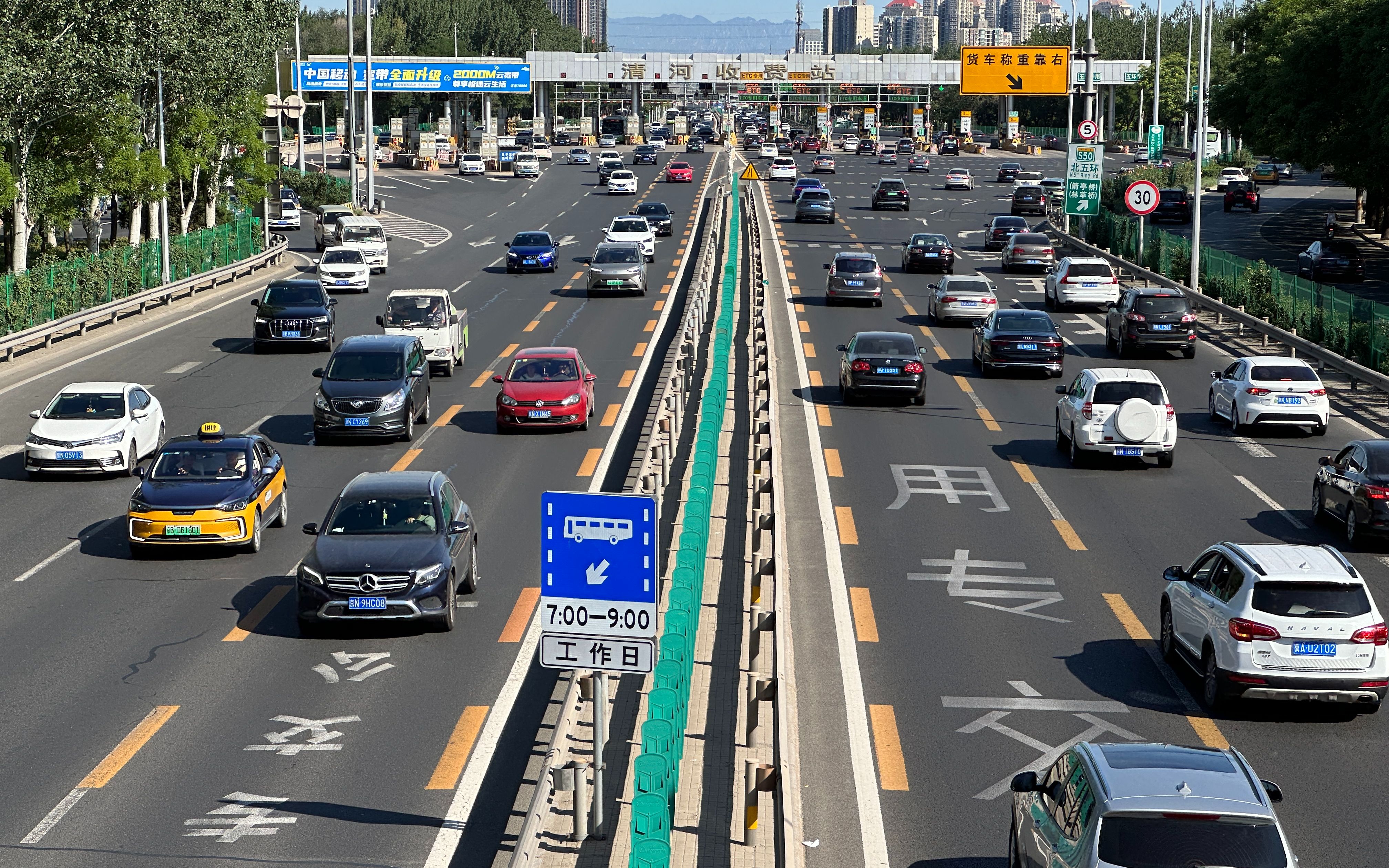 北京开放公交专用道的首个周末,相关道路运行畅通