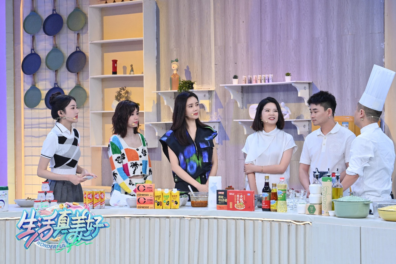 纤模社携手湖北卫视综艺《生活真美好》与贾静雯,秋瓷炫见证生活