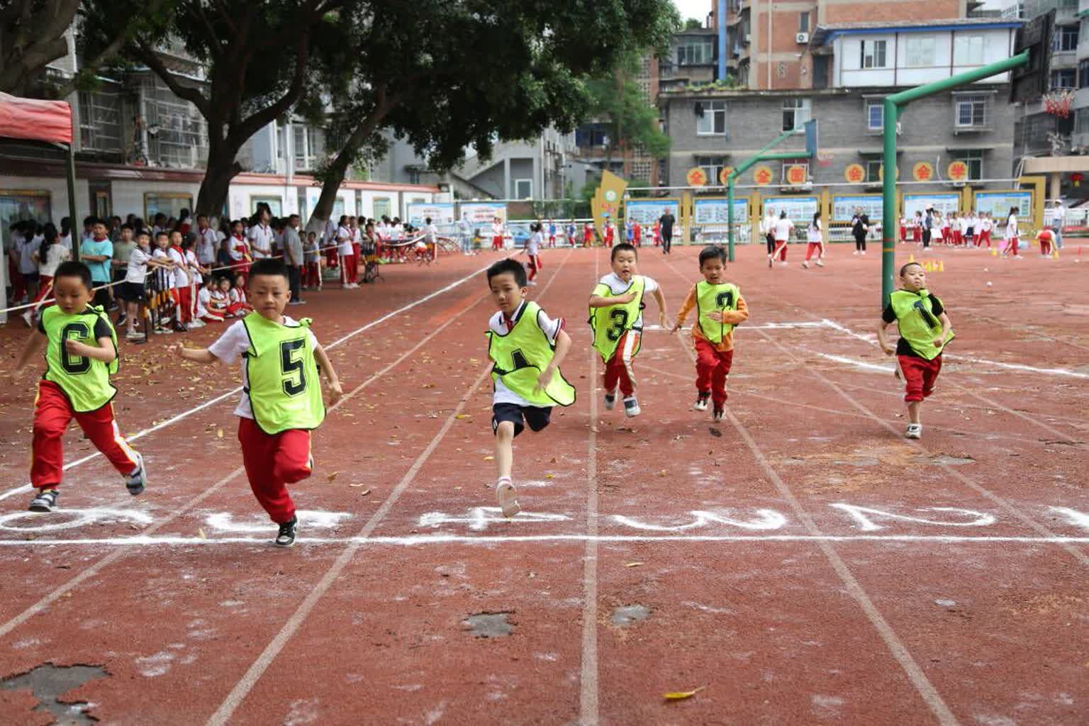荣县旭阳镇东街小学校举行"拼搏展风采 运动向未来"田径运动会