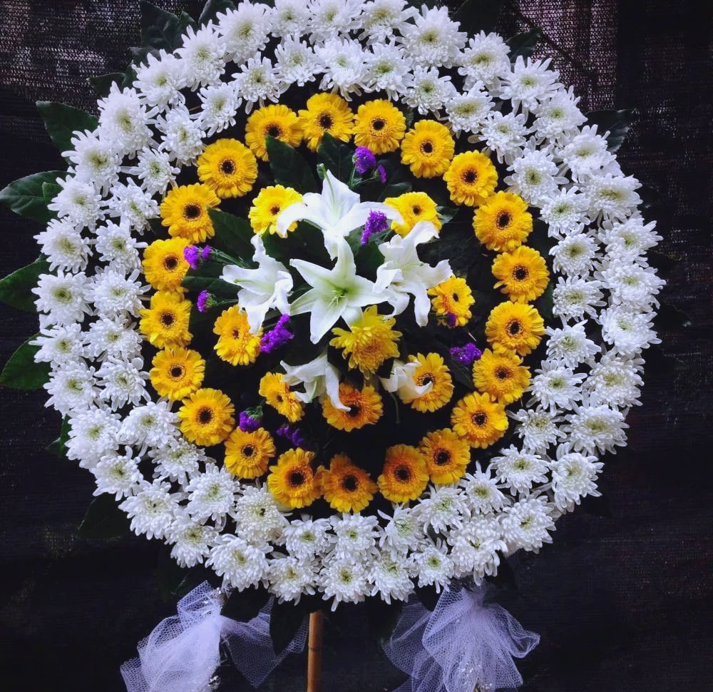 花圈的摆放位置十分讲究,既要确保通行顺畅,又要让每一位进入灵堂的人