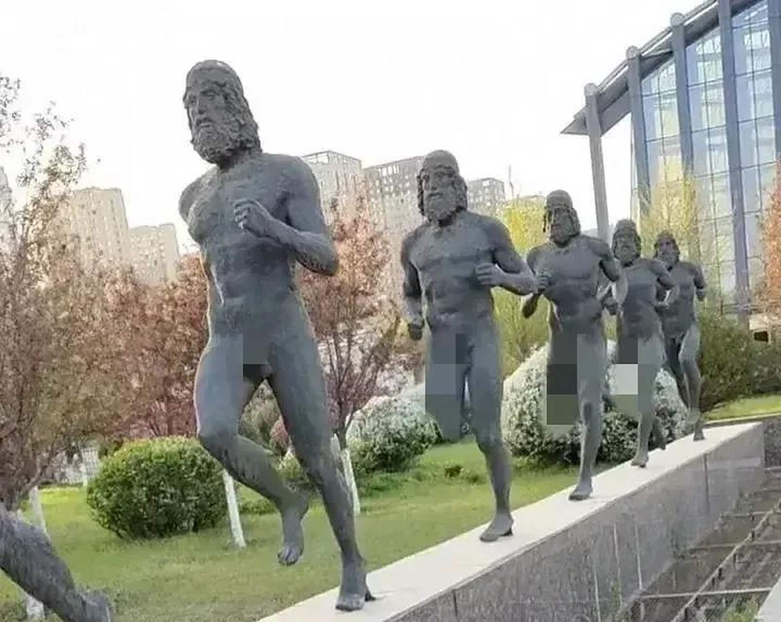 有人说这组雕像是耍流氓,不是艺术,是打着艺术的名义在耍流氓,到底是