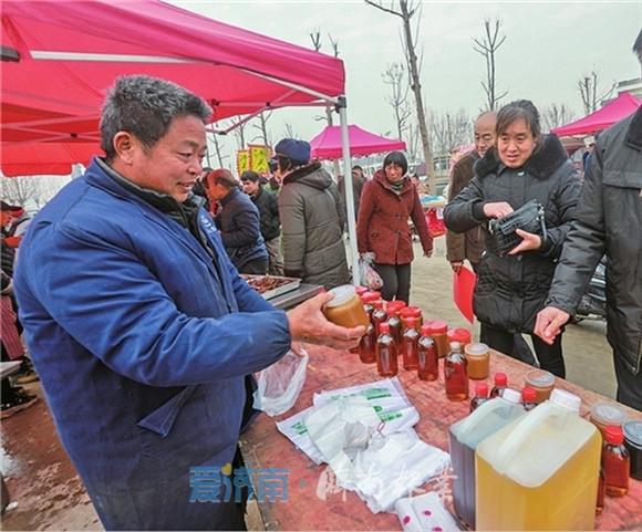 仲宮集上比較有特色的年貨有年糕,豆腐,小米茶湯,當然也少不了各家各