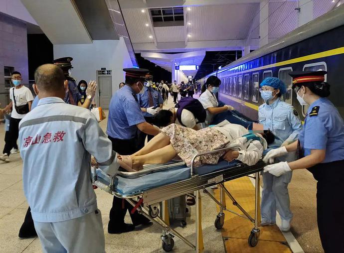 t8869次列车在地震后为她"逆行"