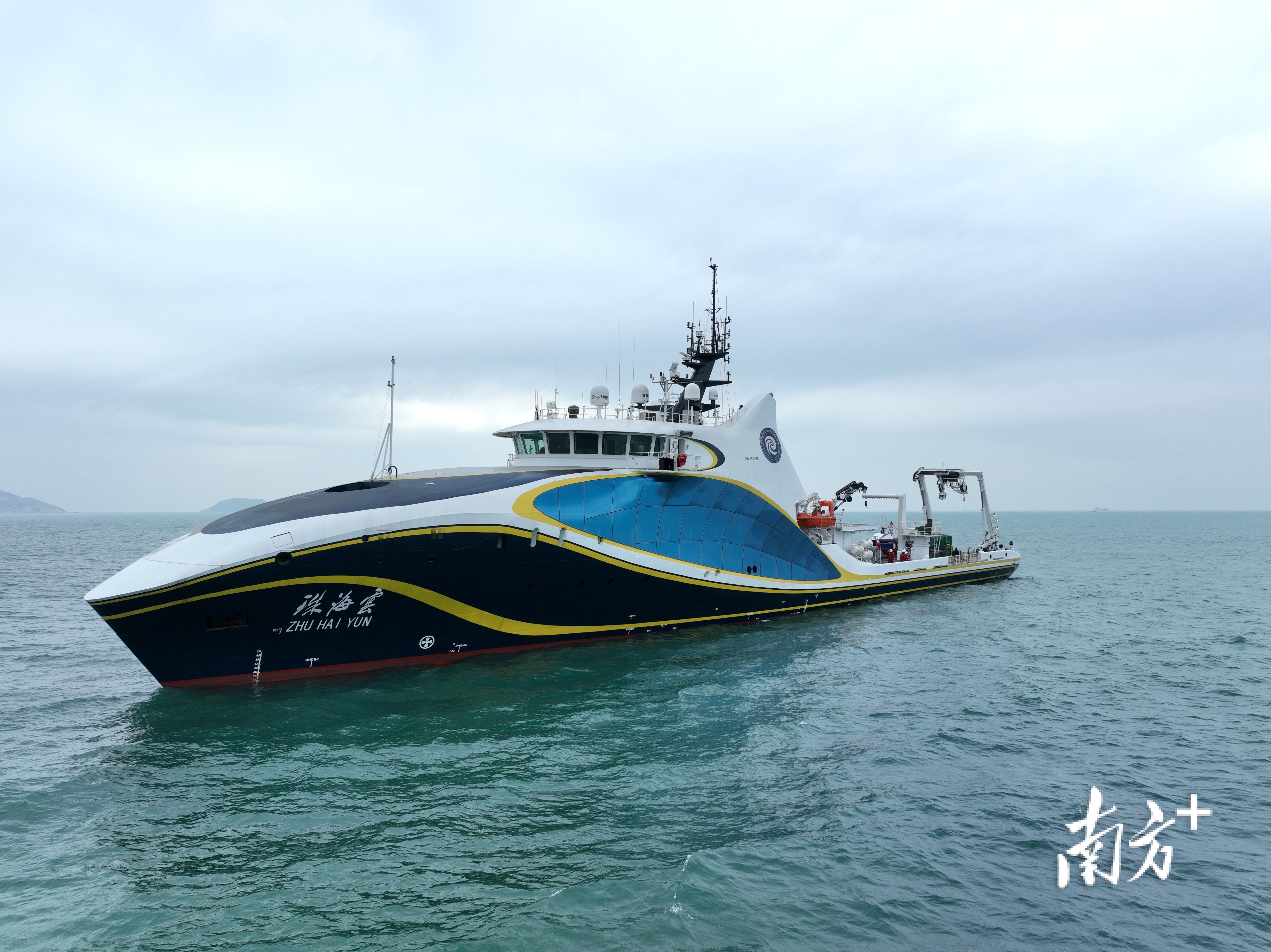 全球首艘智能型无人系统科考母船"珠海云"交付使用