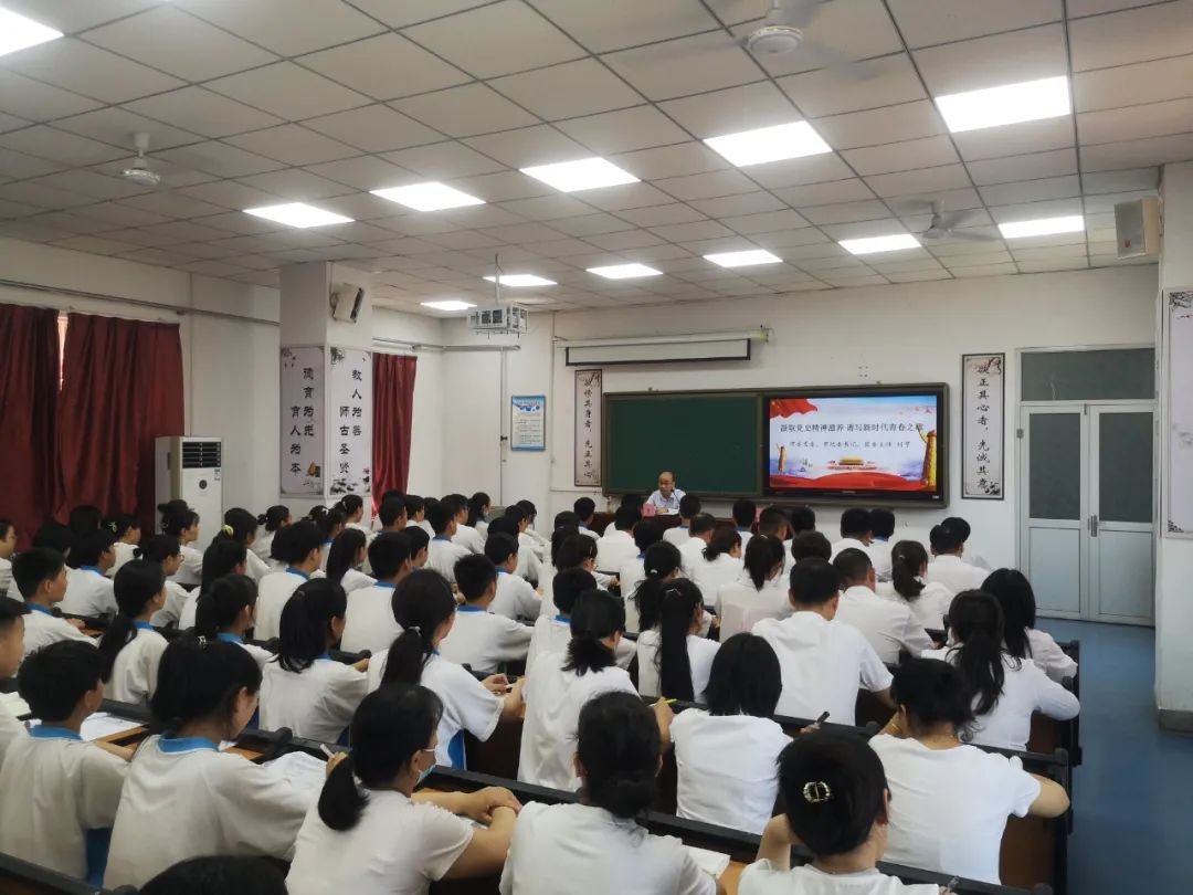 刘亨到新城二中上思政课
