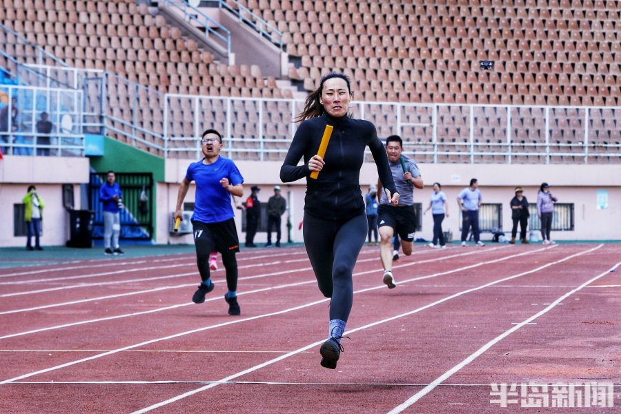 "女刘翔"黄潇潇现身青岛小学运动会赛场