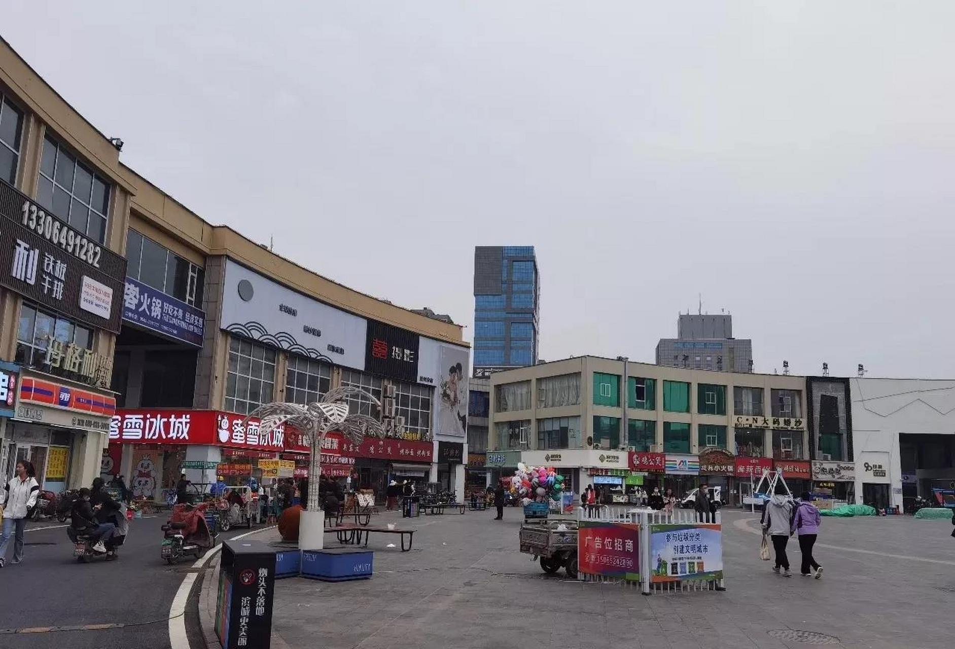 山东滨州渤海国际,小吃摊少了  近段时间,滨州西区"拉菲大饭店"很火爆