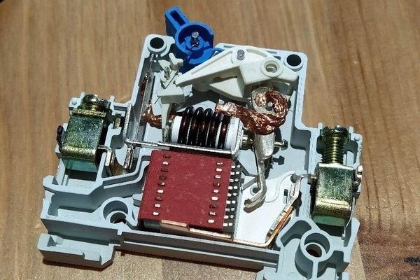 正泰dz47-60 c32三极断路器拆解