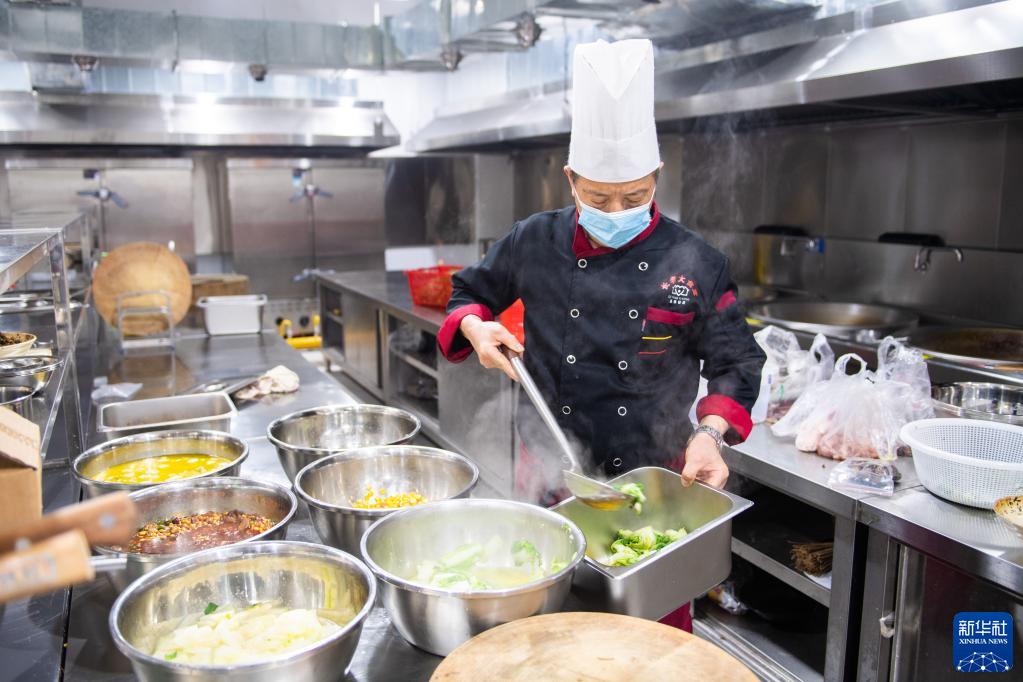 湖南常德:长者大食堂服务老人