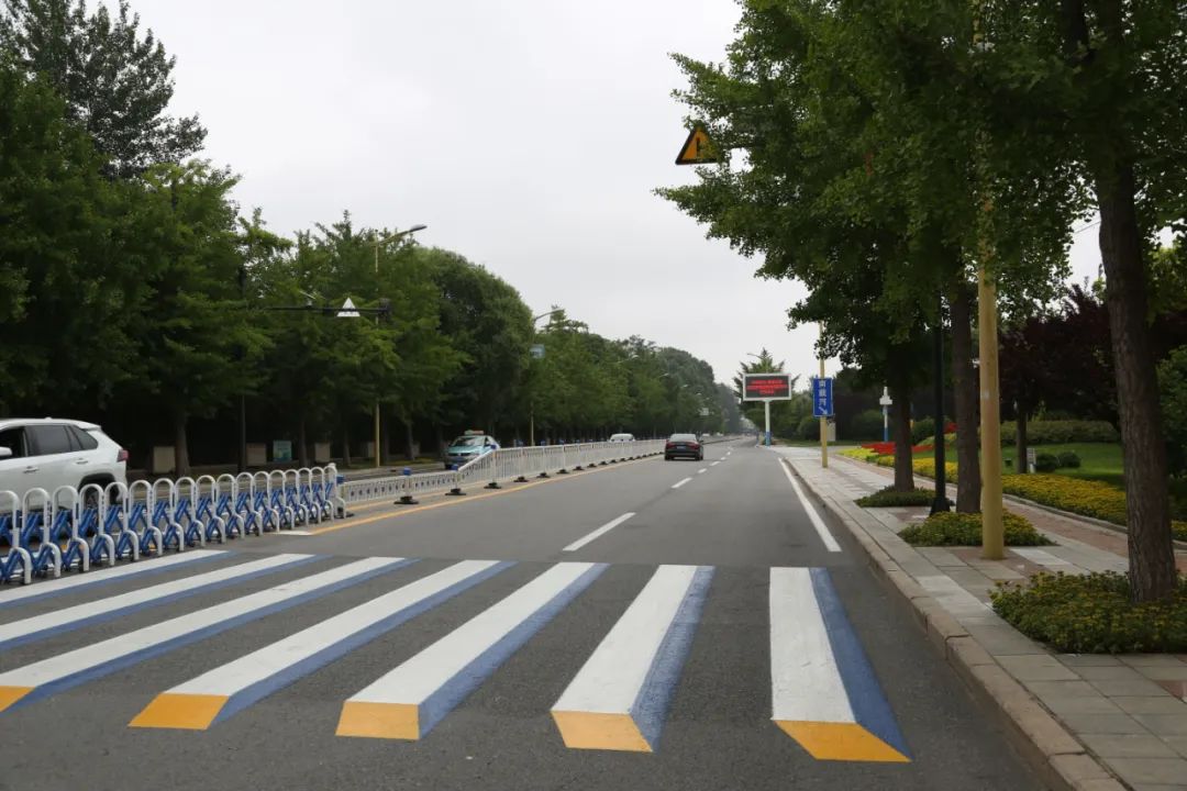 蓝白,红白相间的 彩色立体斑马线极其醒目显眼,构成横过道路的生命线.