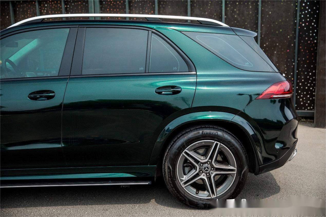 膜呗改色案例:奔驰gle350改色祖母绿色 华贵气质无法隐藏