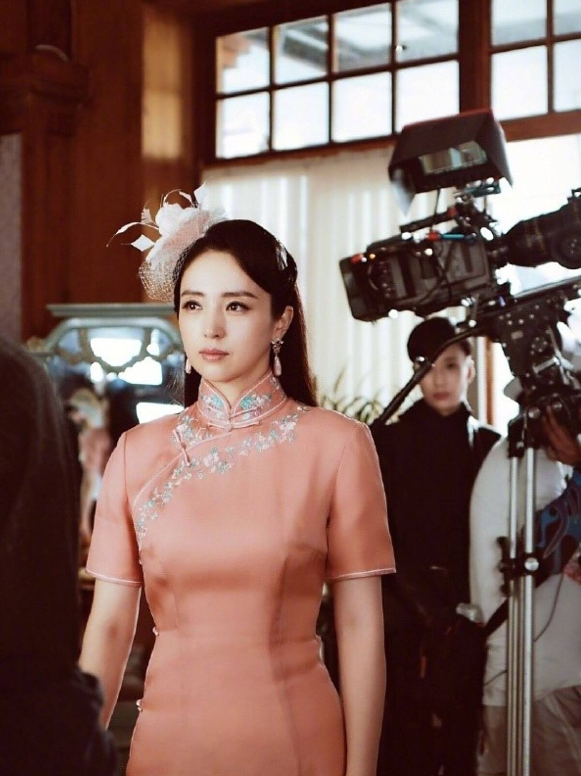 董璇的"花瓶"曲线太优越,穿上旗袍之后,更是藏不住好气质