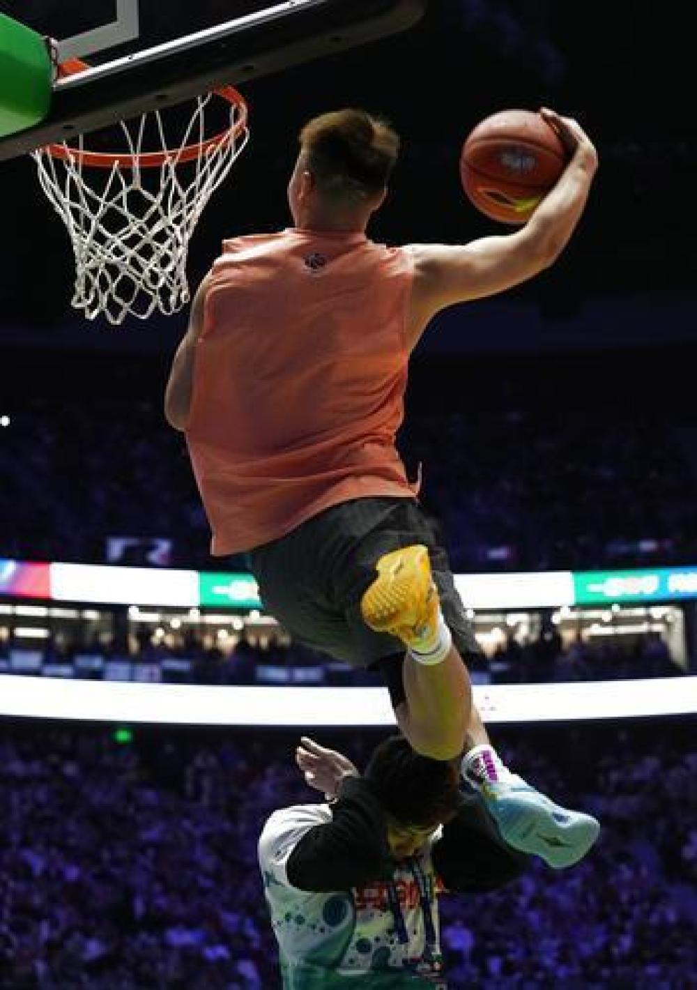 加冕cba扣篮大赛冠军 郑大体院学子"扣"出新历史