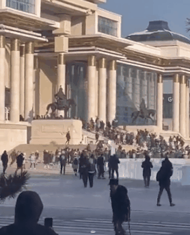 蒙古国爆发大规模抗议，示威者试图冲击国家宫-有驾