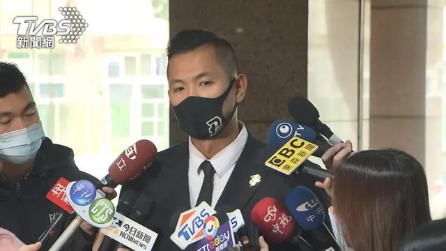 从人人羡艳的黑白配,到「范建夫妻」,陈建州范玮琪是怎么作的