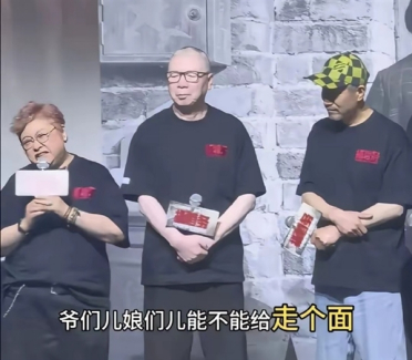 让大家为冯小刚新片走个面言论 韩红致歉称退出公益行业：官方辟谣假新闻