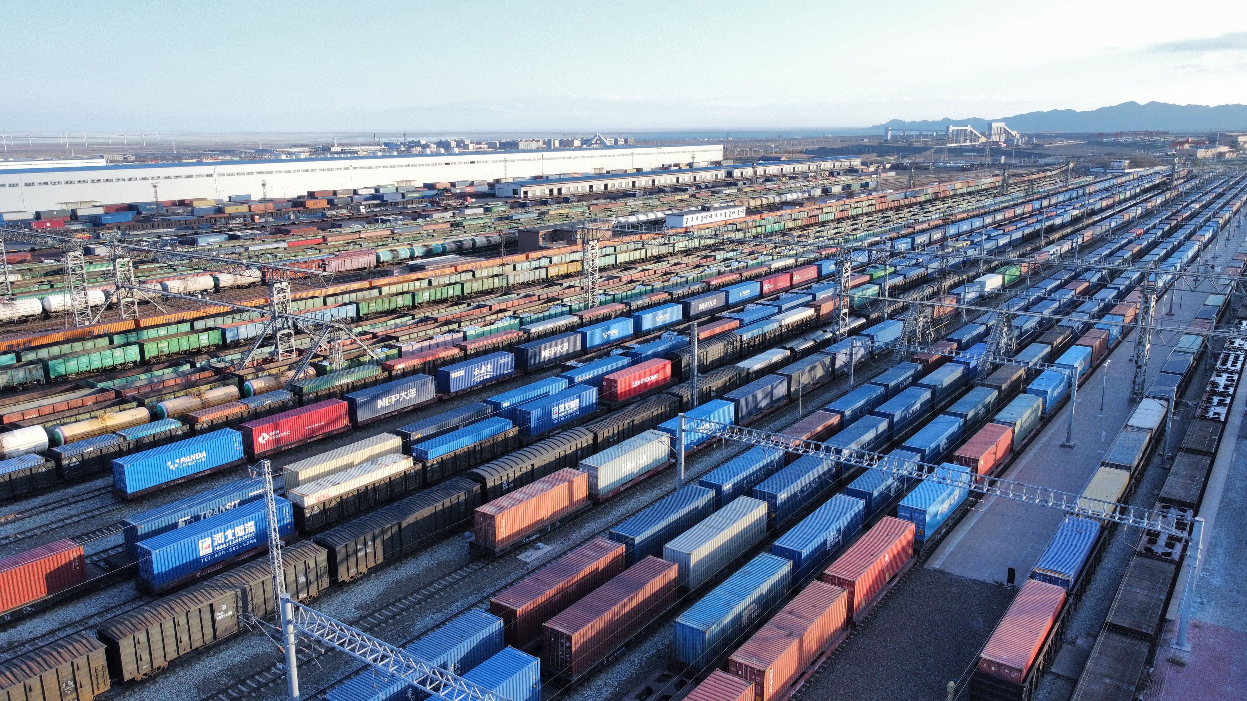 新疆阿拉山口口岸中欧班列今年现已通行超3000列